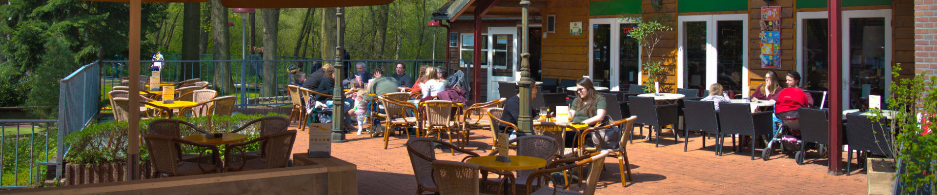 Terras van het Golfhuisje in Plasmolen met gasten aan tafel
